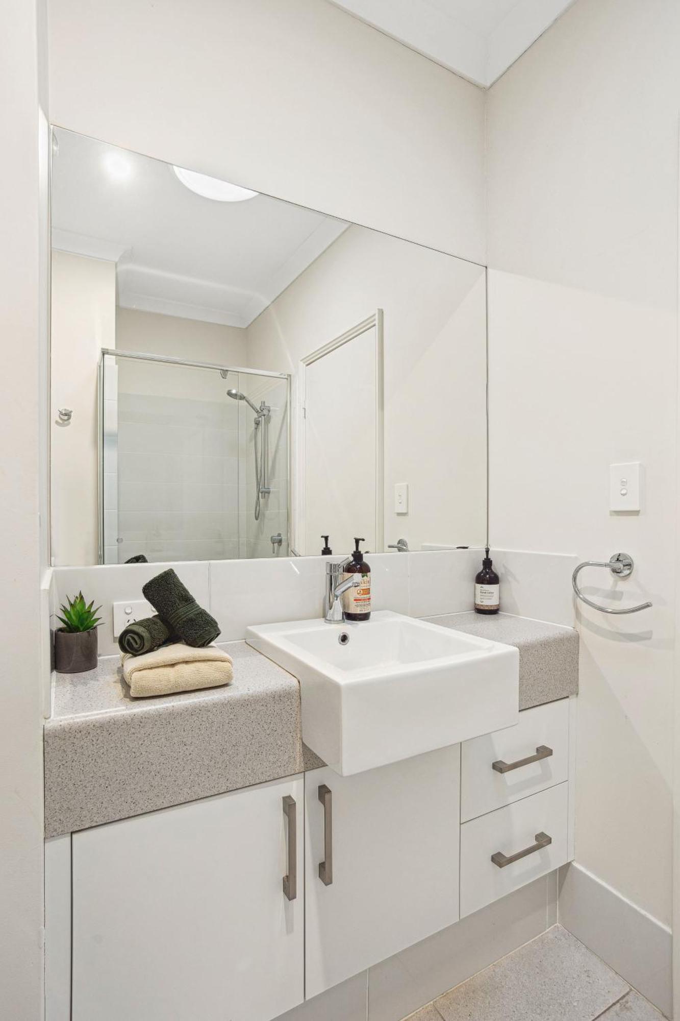 Tranquil Tree Views 2 Bedroom 2 Bathroom Apartment Пърт Екстериор снимка